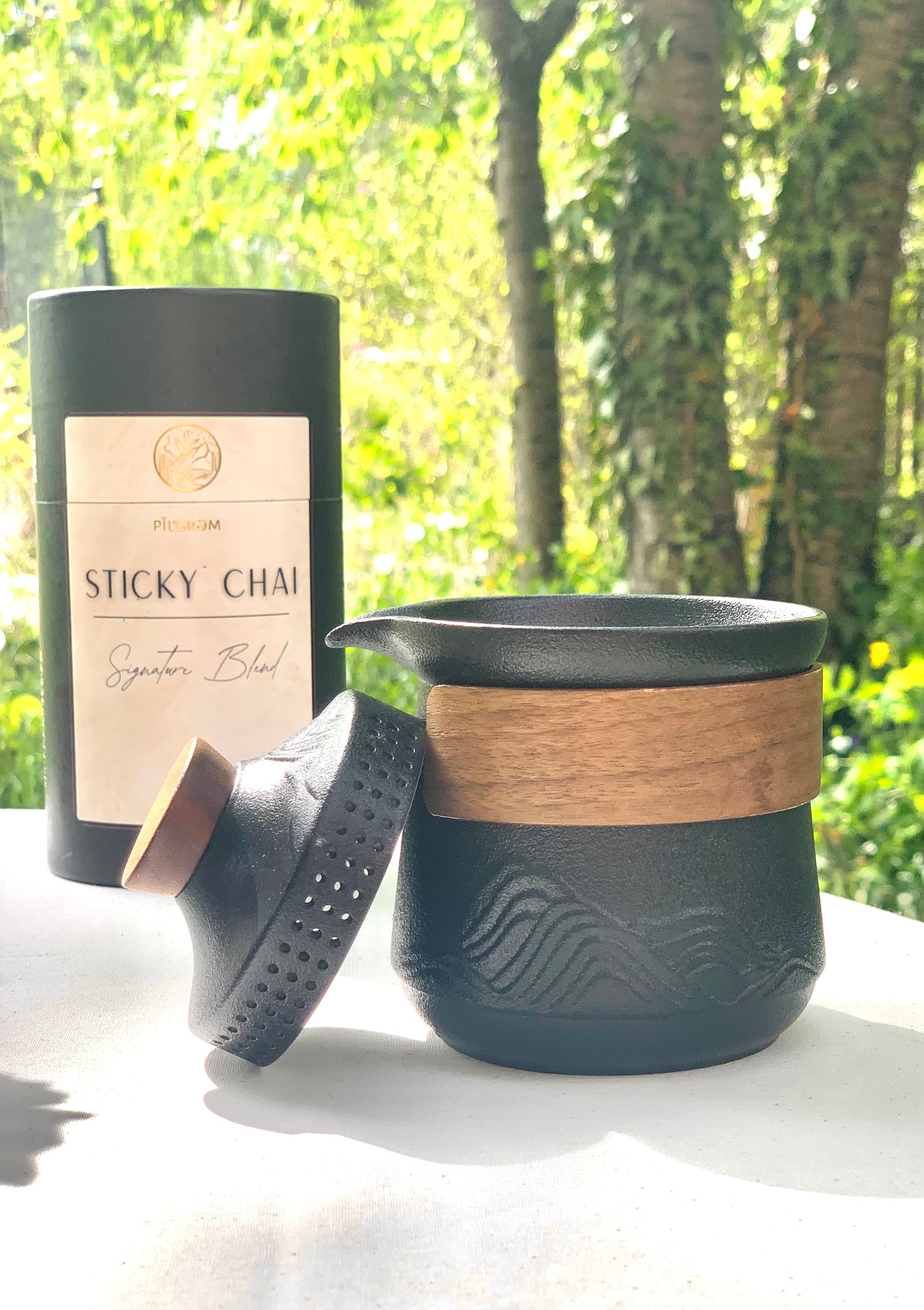 Geschenk Set - Ceramic Teepot & Pilgrim Signature Blend 250g Dose